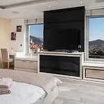 וילה New! Adele Pool Sauna Jacuzzi Sea View